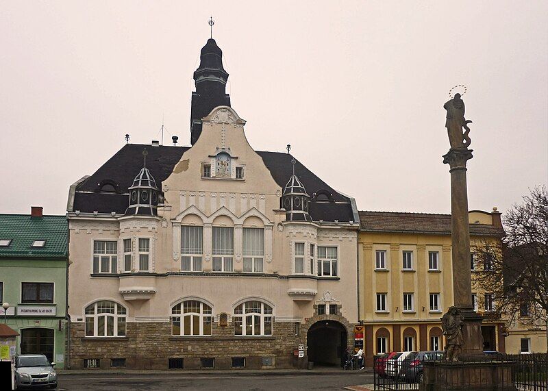 File:Karbitz-neuesRathaus.jpg