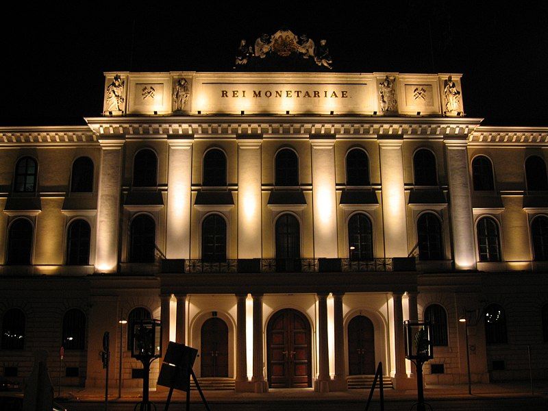 File:Münze-Österreich-Gebäude bei Nacht.jpg