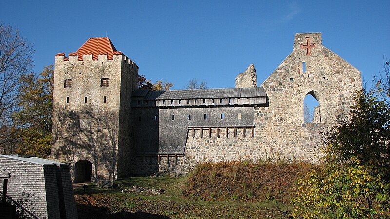 File:Sigulda.Old Castle (31472472458).jpg