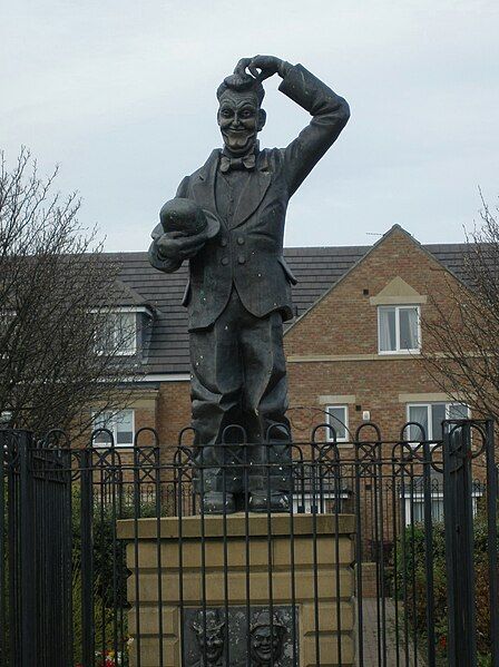 File:Stan Laurel Statue1.jpg