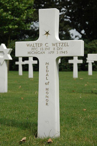 File:Walter Wetzel grave.jpg