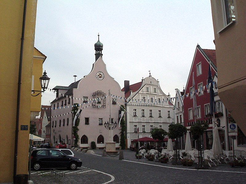 File:Abensberg Stadtplatz.jpg