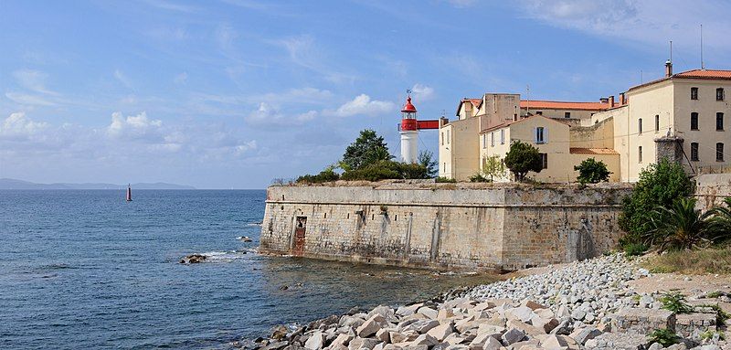 File:Ajaccio phare citadelle.jpg