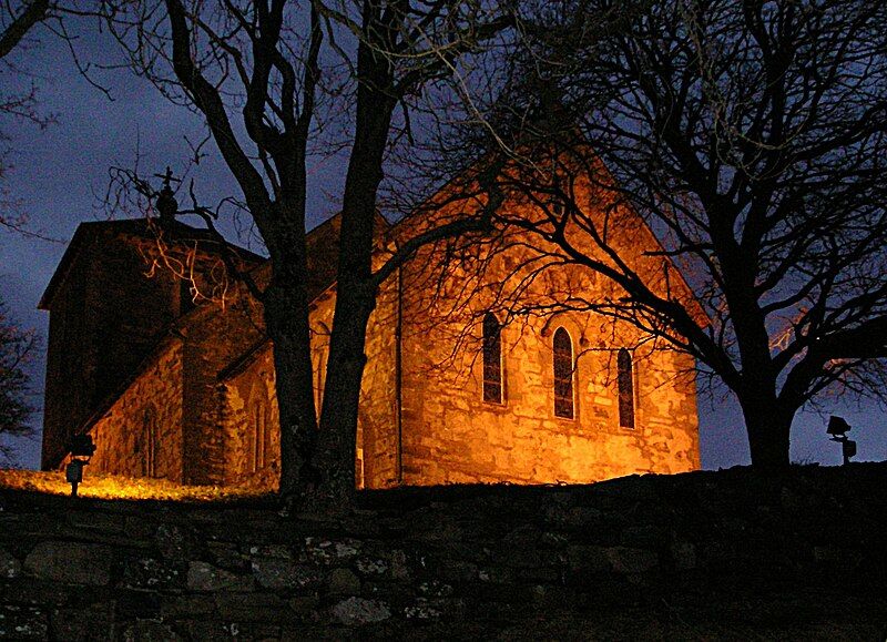 File:Avaldsnes Church 2.jpg