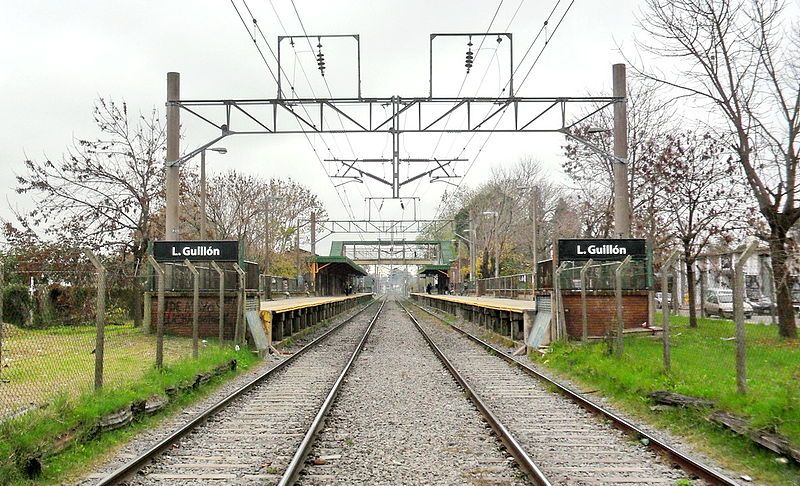 File:Estación Luis Guillón.jpg