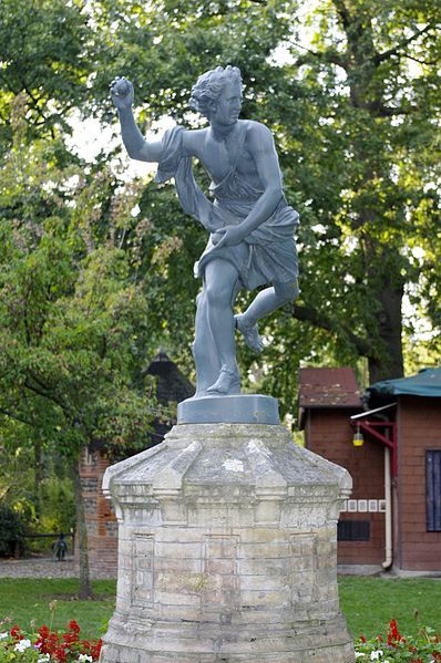 File:Garcon-statue-jardin 02.JPG