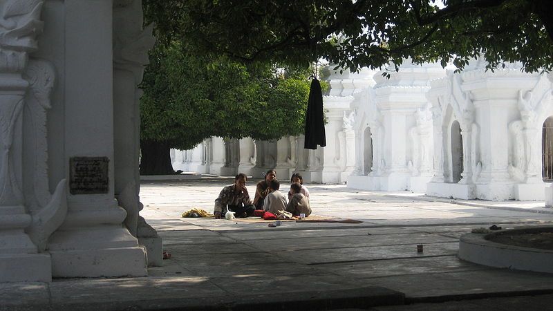 File:Kuthodaw picnic.JPG