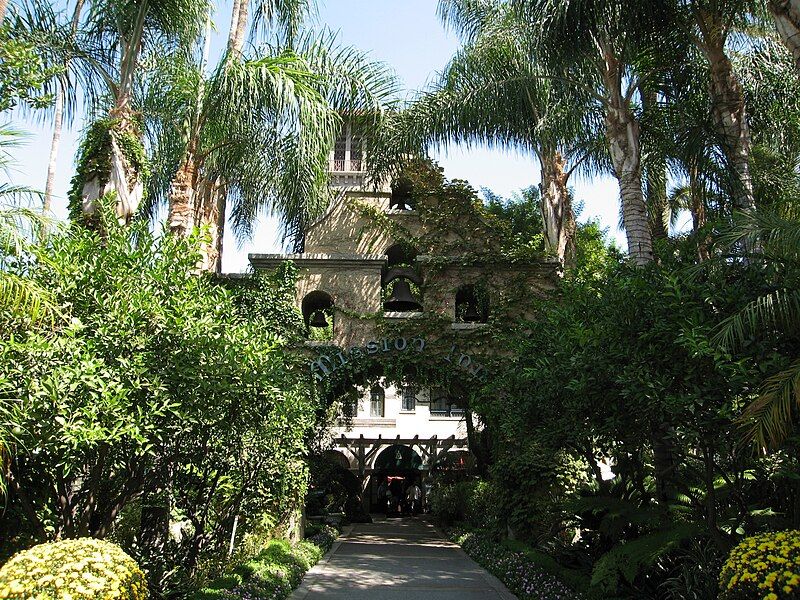 File:MissionInn GateWithBells.jpg