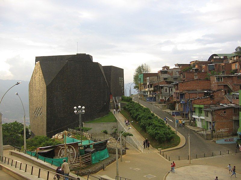 File:Plaza España Medellin.JPG