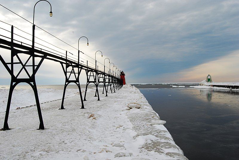 File:SouthHavenLightSouthPier.jpg