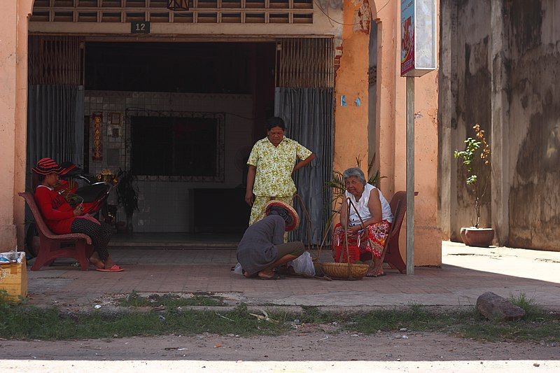 File:Street trading. Kampot.jpg