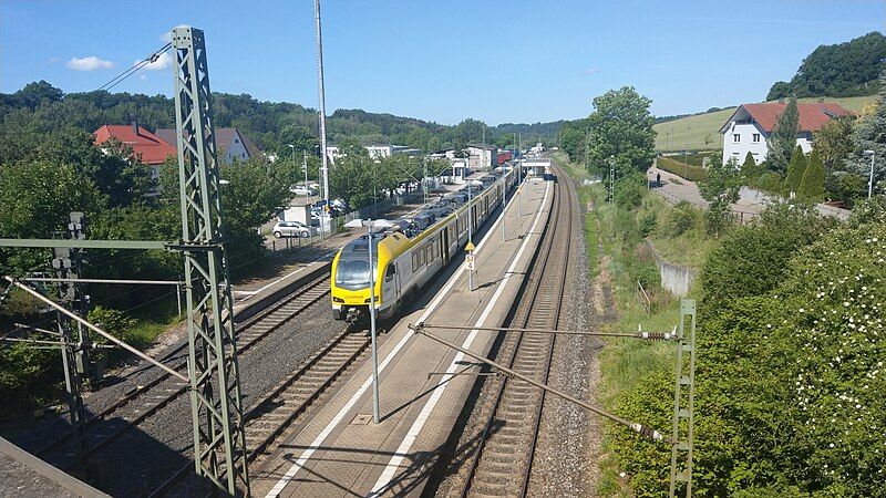 File:Bahnhof Böbingen (Rems).jpg