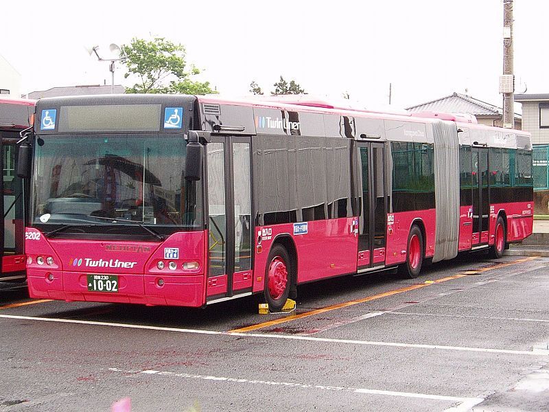 File:Kanagawa-Chuo-Kotsu-TwinLiner-N4421.jpg