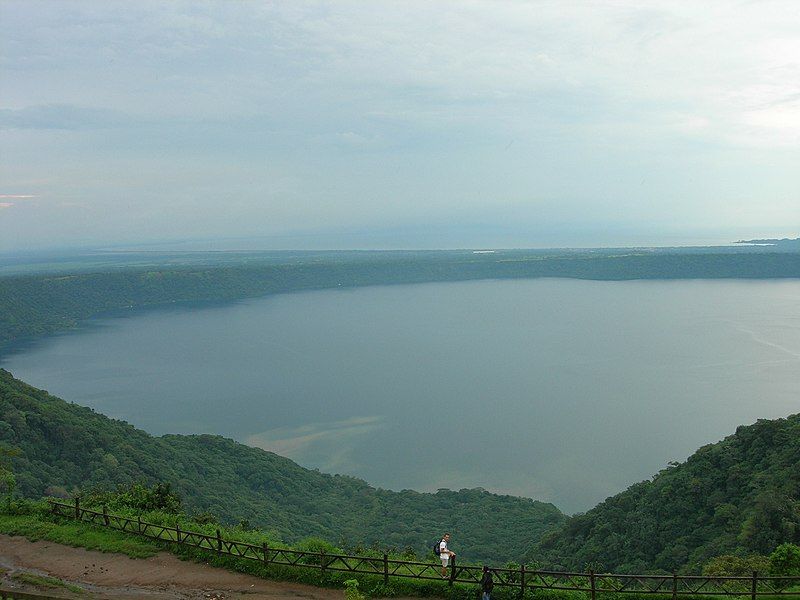 File:Laguna de Apoyo.jpg