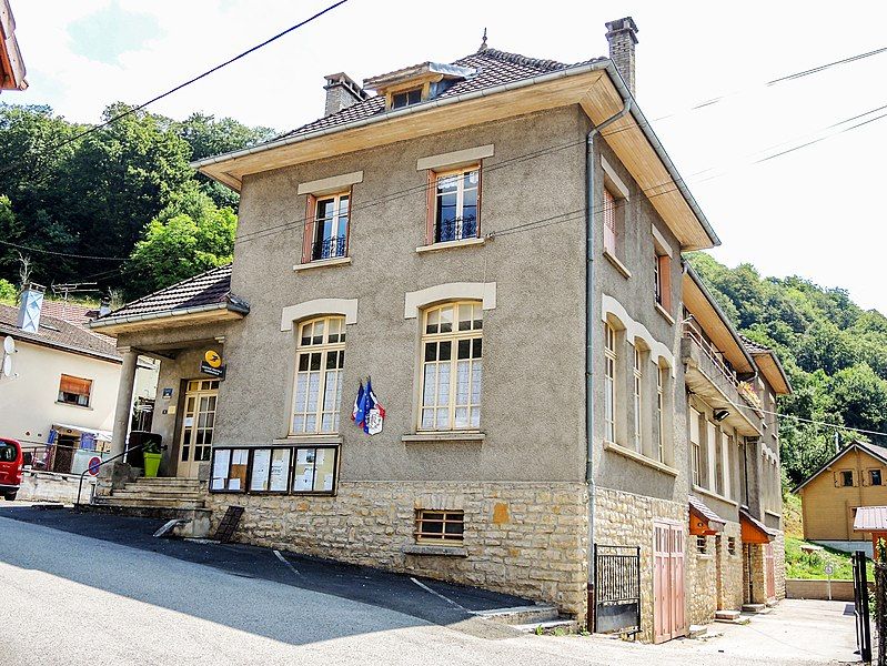 File:Mairie-école de Vaufrey.jpg