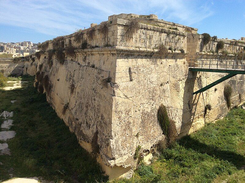 File:Manoel Island walls.jpg