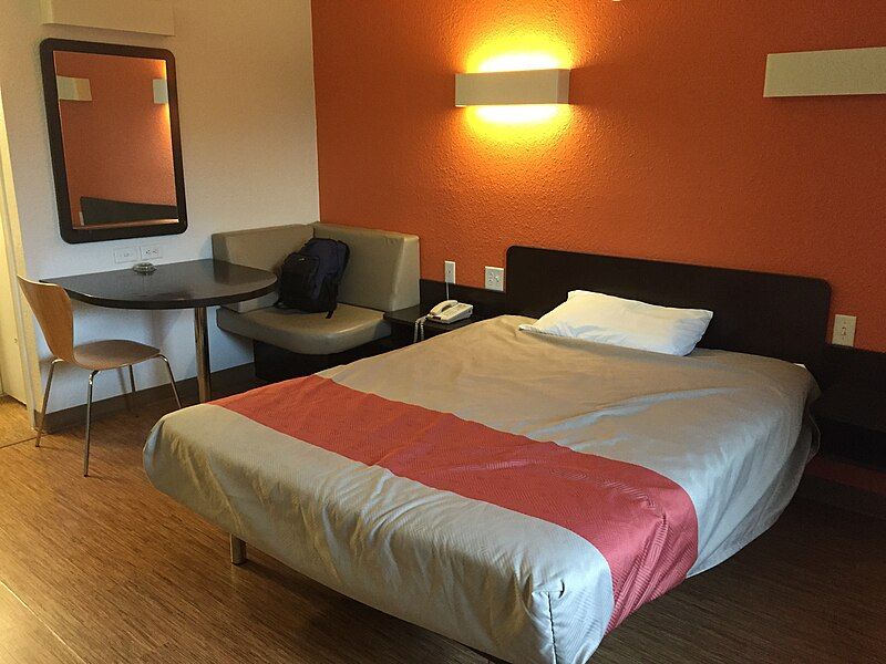 File:Motel-6-room-interior-Braintree-MA.jpg