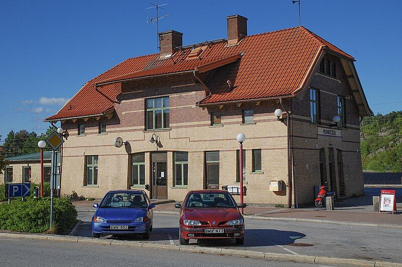 File:Munkedals-järnvägsstation.jpg