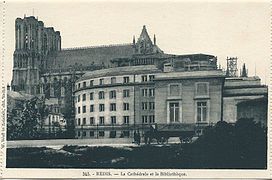 The library and place Carnegie [fr] seen from the street.