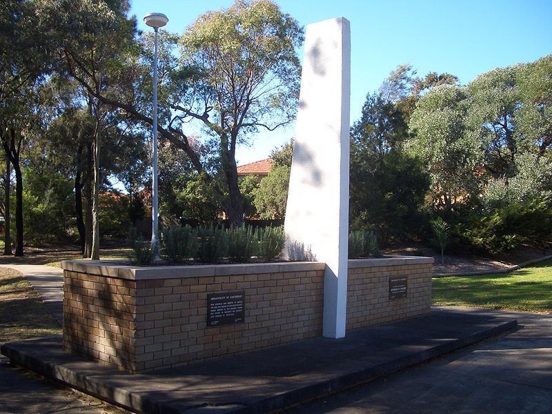 File:Roselands Memorial.JPG