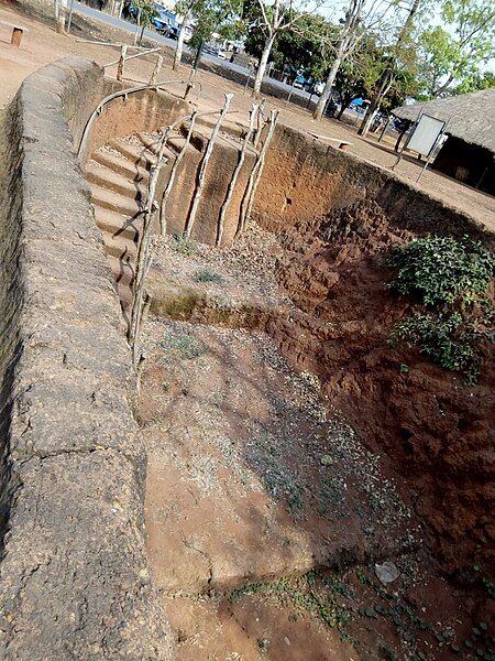 File:Village souterrain d'Agongointo.jpg