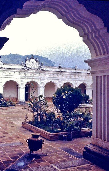 File:Antigua university courtyard.JPG