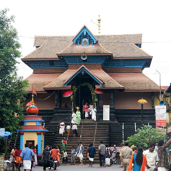 File:Aranmula Temple.JPG