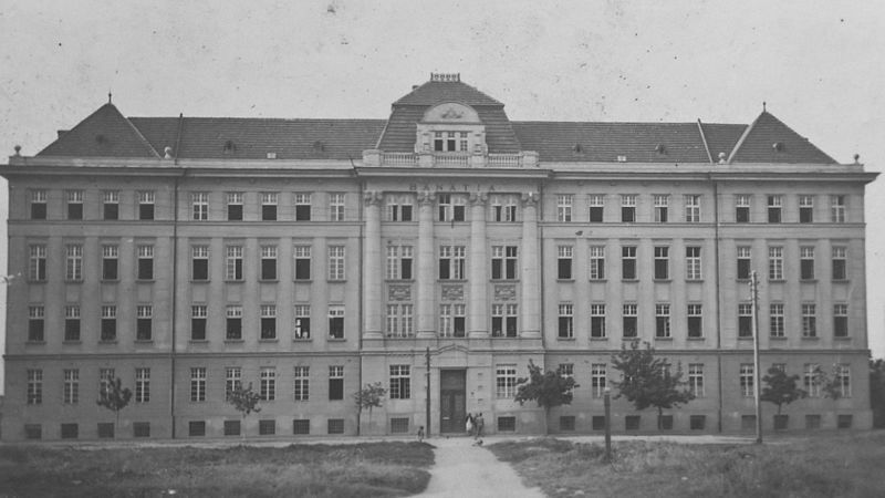 File:Banatia-Schule 1939 bw.jpg