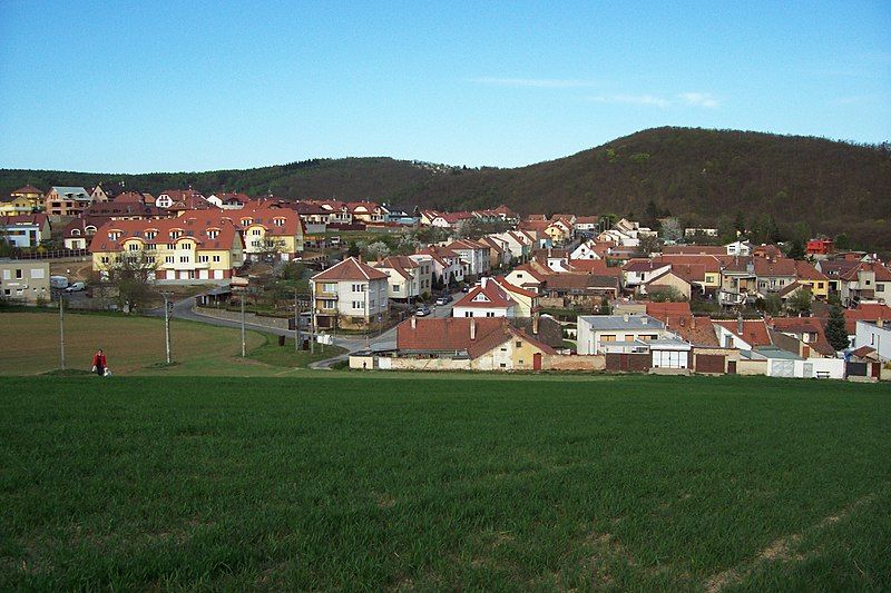 File:Brno-Kníničky.jpg