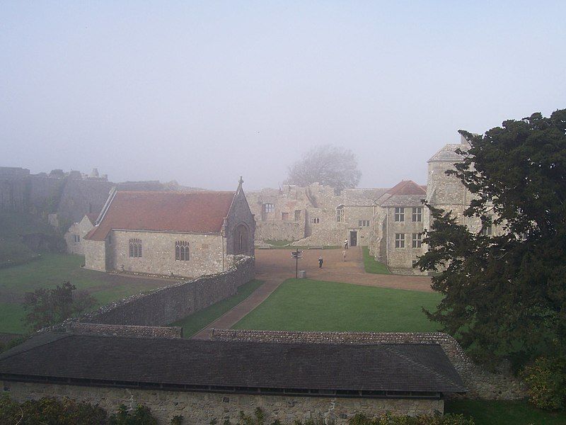 File:Carisbrooke castle courtyard.jpg