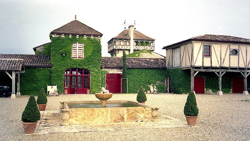 File:Château Smith-Haut-Lafitte.jpg