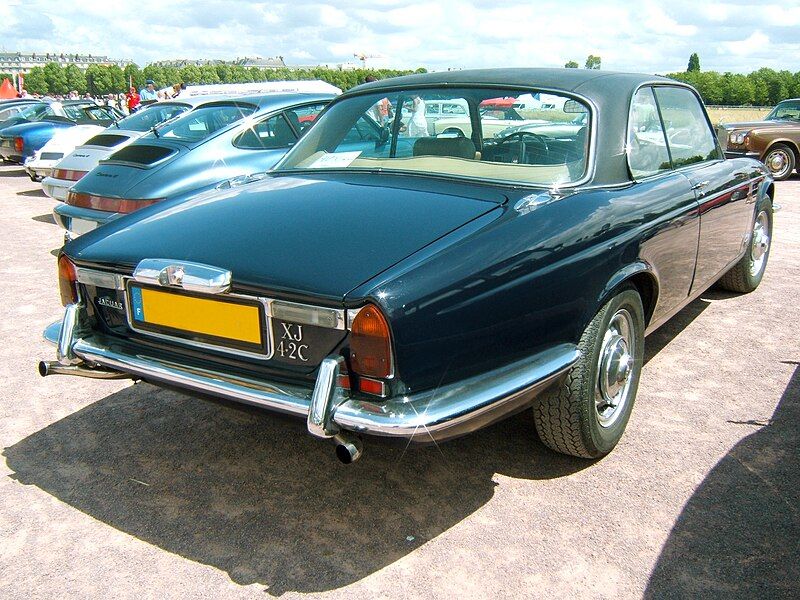 File:JaguarXJ4-2C-arriere.jpg