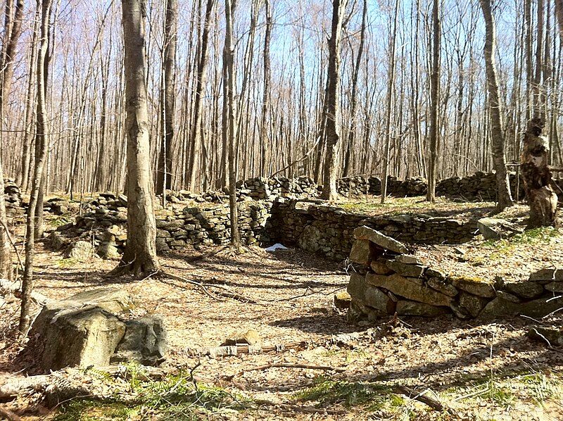 File:NipmuckTrailStoneFoundationRuins.jpg