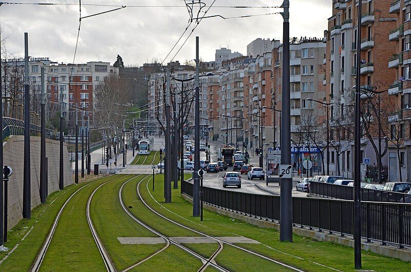 File:Tramway-line-T3B-in-Paris-near-porte-de-Chaumont--DSC 0125.jpg