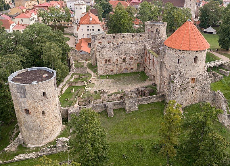 File:Cesis Castle 2017-09-10.jpg