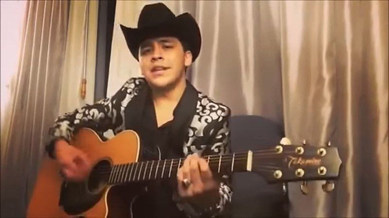 File:Christian Nodal cantando.jpg