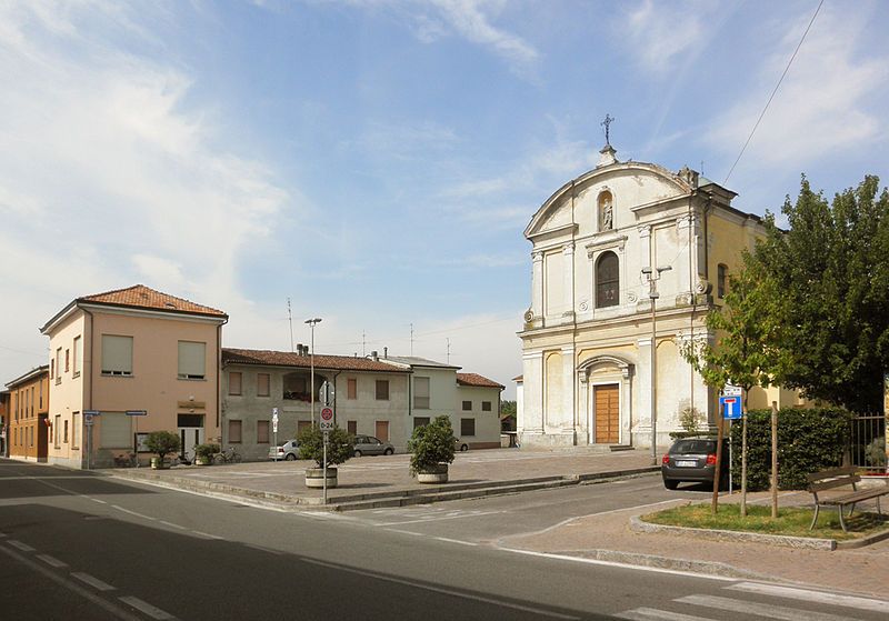 File:Crespiatica piazza.JPG