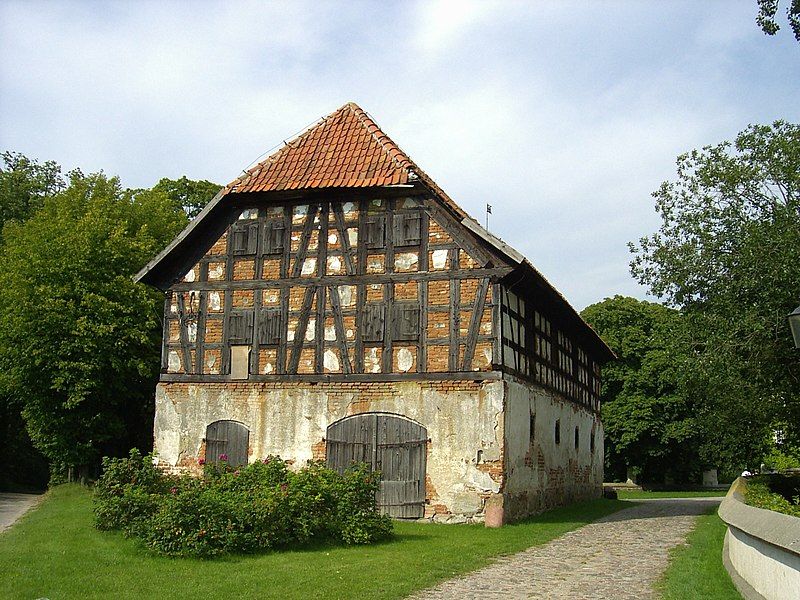 File:Galiny granary.jpg