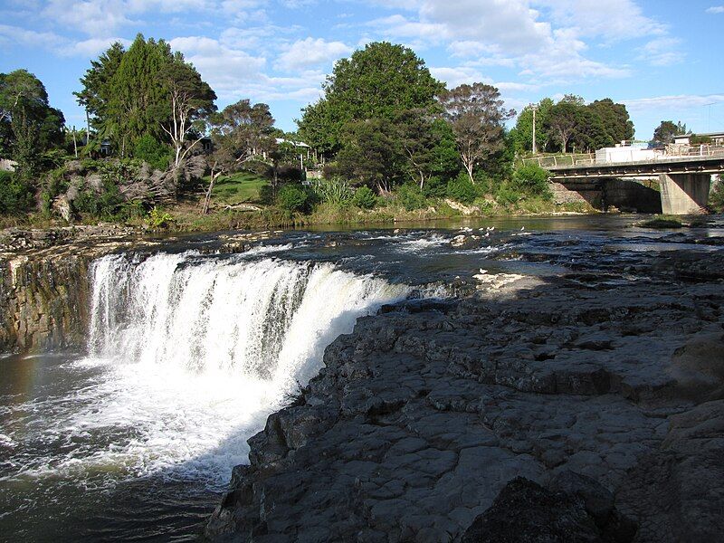 File:Haruru Falls3.JPG