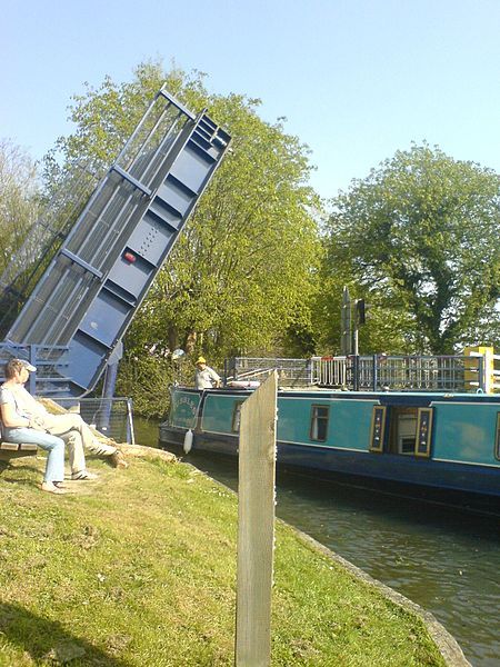 File:Lifting Bridge, Aldermaston.jpg