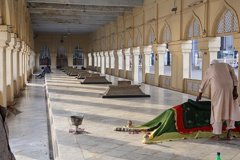 File:Mecca Masjid graves.jpg