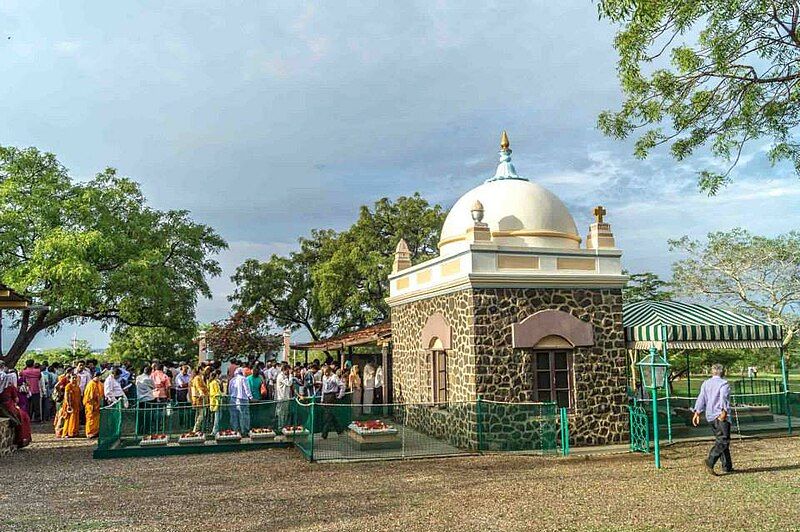 File:Meher baba tomb.jpg