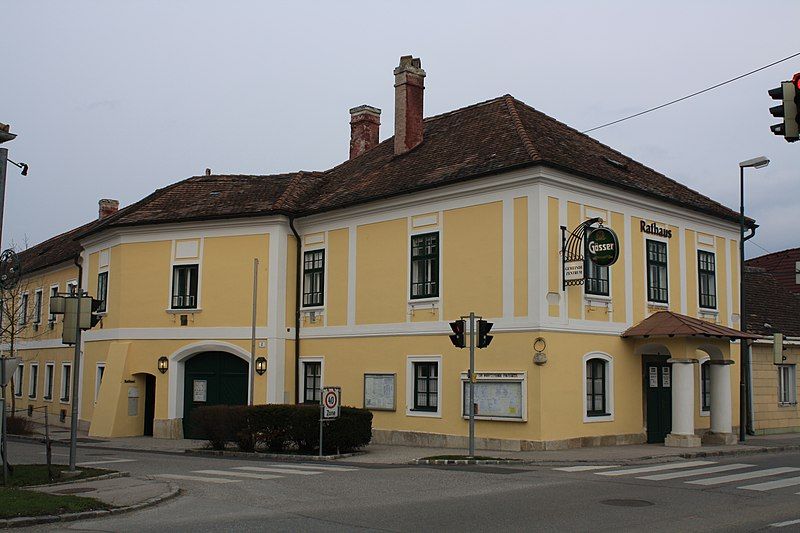 File:Pfaffstaetten Rathaus.jpg