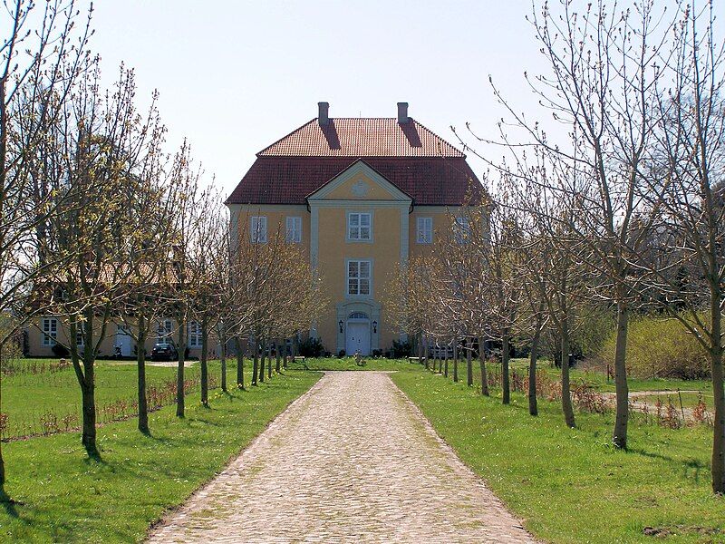 File:Quitzin, Jagdschloss (2008-04-20).JPG