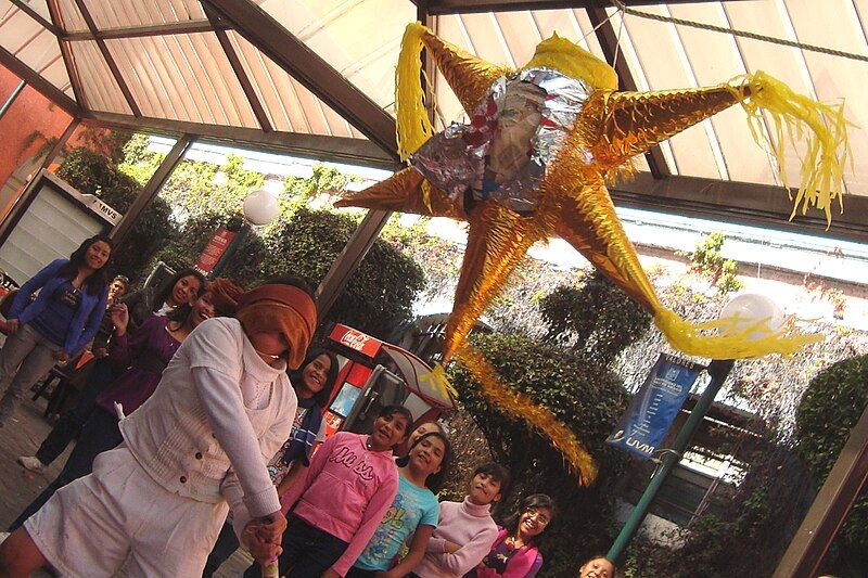 File:Rompiendo la piñata.JPG