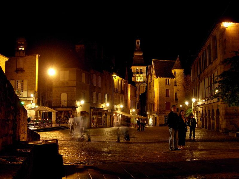 File:Sarlat-medieval-city-By-night-2.jpg