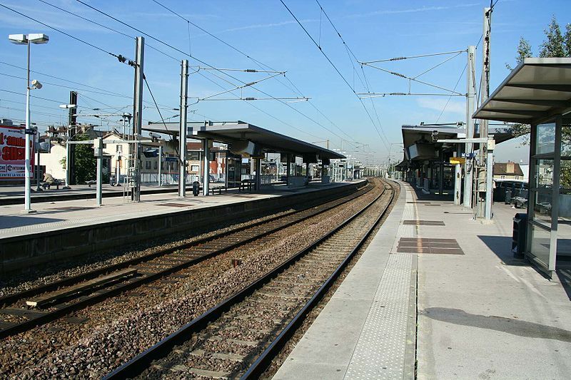 File:Sartrouville - Gare01.jpg