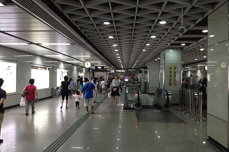 File:Wenchong Station Concourse.JPG