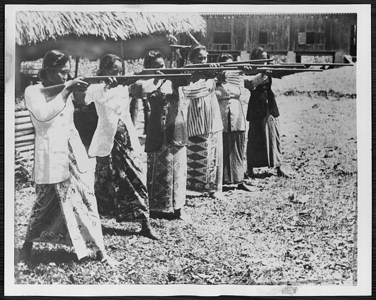 File:Women in Pahang.jpg