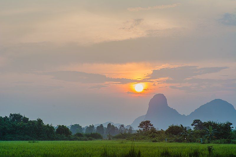 File:เขาอกทะลุในม่านหมอก.jpg